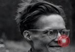 Standbild freigegeben amerikanischen Gefangenen Grasleben Deutschland, 1945, aus Sekunde 44 historischem Filmmaterial Videoclip 65675029044