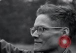 Standbild freigegeben amerikanischen Gefangenen Grasleben Deutschland, 1945, aus Sekunde 50 historischem Filmmaterial Videoclip 65675029044