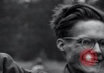 Standbild freigegeben amerikanischen Gefangenen Grasleben Deutschland, 1945, aus Sekunde 51 historischem Filmmaterial Videoclip 65675029044