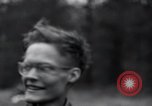 Standbild freigegeben amerikanischen Gefangenen Grasleben Deutschland, 1945, aus Sekunde 53 historischem Filmmaterial Videoclip 65675029044