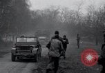 Standbild freigegeben amerikanischen Gefangenen Grasleben Deutschland, 1945, aus Sekunde 54 historischem Filmmaterial Videoclip 65675029044