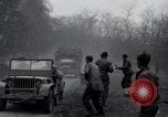 Standbild freigegeben amerikanischen Gefangenen Grasleben Deutschland, 1945, aus Sekunde 55 historischem Filmmaterial Videoclip 65675029044