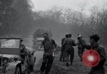 Standbild freigegeben amerikanischen Gefangenen Grasleben Deutschland, 1945, aus Sekunde 56 historischem Filmmaterial Videoclip 65675029044
