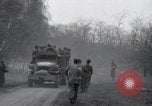 Standbild freigegeben amerikanischen Gefangenen Grasleben Deutschland, 1945, aus Sekunde 61 historischem Filmmaterial Videoclip 65675029044