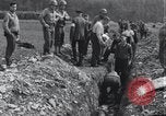 Standbild Exhumierungen von Leichen Arnstadt Deutschland, 1945, aus Sekunde 7 historischem Filmmaterial Videoclip 65675029048