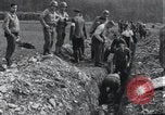 Standbild Exhumierungen von Leichen Arnstadt Deutschland, 1945, aus Sekunde 8 historischem Filmmaterial Videoclip 65675029048