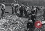 Standbild Exhumierungen von Leichen Arnstadt Deutschland, 1945, aus Sekunde 9 historischem Filmmaterial Videoclip 65675029048
