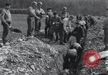 Standbild Exhumierungen von Leichen Arnstadt Deutschland, 1945, aus Sekunde 10 historischem Filmmaterial Videoclip 65675029048