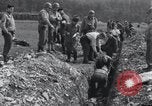 Standbild Exhumierungen von Leichen Arnstadt Deutschland, 1945, aus Sekunde 11 historischem Filmmaterial Videoclip 65675029048