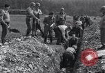 Standbild Exhumierungen von Leichen Arnstadt Deutschland, 1945, aus Sekunde 12 historischem Filmmaterial Videoclip 65675029048