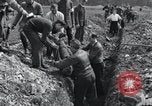 Standbild Exhumierungen von Leichen Arnstadt Deutschland, 1945, aus Sekunde 13 historischem Filmmaterial Videoclip 65675029048