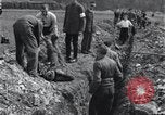 Standbild Exhumierungen von Leichen Arnstadt Deutschland, 1945, aus Sekunde 16 historischem Filmmaterial Videoclip 65675029048