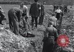 Standbild Exhumierungen von Leichen Arnstadt Deutschland, 1945, aus Sekunde 17 historischem Filmmaterial Videoclip 65675029048
