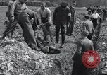Standbild Exhumierungen von Leichen Arnstadt Deutschland, 1945, aus Sekunde 18 historischem Filmmaterial Videoclip 65675029048