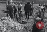Standbild Exhumierungen von Leichen Arnstadt Deutschland, 1945, aus Sekunde 19 historischem Filmmaterial Videoclip 65675029048