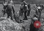 Standbild Exhumierungen von Leichen Arnstadt Deutschland, 1945, aus Sekunde 20 historischem Filmmaterial Videoclip 65675029048