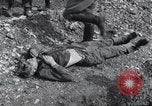 Standbild Exhumierungen von Leichen Arnstadt Deutschland, 1945, aus Sekunde 22 historischem Filmmaterial Videoclip 65675029048