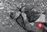 Standbild Exhumierungen von Leichen Arnstadt Deutschland, 1945, aus Sekunde 29 historischem Filmmaterial Videoclip 65675029048