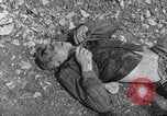 Standbild Exhumierungen von Leichen Arnstadt Deutschland, 1945, aus Sekunde 30 historischem Filmmaterial Videoclip 65675029048