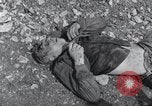 Standbild Exhumierungen von Leichen Arnstadt Deutschland, 1945, aus Sekunde 32 historischem Filmmaterial Videoclip 65675029048