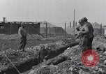 Standbild Exhumierungen von Leichen Arnstadt Deutschland, 1945, aus Sekunde 42 historischem Filmmaterial Videoclip 65675029048