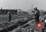 Standbild Exhumierungen von Leichen Arnstadt Deutschland, 1945, aus Sekunde 44 historischem Filmmaterial Videoclip 65675029048
