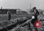 Standbild Exhumierungen von Leichen Arnstadt Deutschland, 1945, aus Sekunde 45 historischem Filmmaterial Videoclip 65675029048