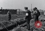 Standbild Exhumierungen von Leichen Arnstadt Deutschland, 1945, aus Sekunde 46 historischem Filmmaterial Videoclip 65675029048