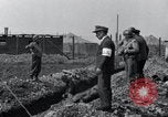 Standbild Exhumierungen von Leichen Arnstadt Deutschland, 1945, aus Sekunde 47 historischem Filmmaterial Videoclip 65675029048