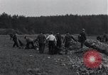 Standbild Leichen exhumiert Arnstadt Deutschland, 1945, aus Sekunde 6 historischem Filmmaterial Videoclip 65675029050