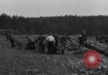 Standbild Leichen exhumiert Arnstadt Deutschland, 1945, aus Sekunde 7 historischem Filmmaterial Videoclip 65675029050