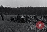 Standbild Leichen exhumiert Arnstadt Deutschland, 1945, aus Sekunde 8 historischem Filmmaterial Videoclip 65675029050