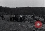 Standbild Leichen exhumiert Arnstadt Deutschland, 1945, aus Sekunde 9 historischem Filmmaterial Videoclip 65675029050
