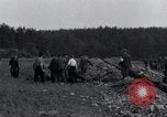 Standbild Leichen exhumiert Arnstadt Deutschland, 1945, aus Sekunde 10 historischem Filmmaterial Videoclip 65675029050