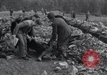 Standbild Leichen exhumiert Arnstadt Deutschland, 1945, aus Sekunde 11 historischem Filmmaterial Videoclip 65675029050