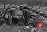 Standbild Leichen exhumiert Arnstadt Deutschland, 1945, aus Sekunde 12 historischem Filmmaterial Videoclip 65675029050