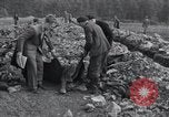 Standbild Leichen exhumiert Arnstadt Deutschland, 1945, aus Sekunde 13 historischem Filmmaterial Videoclip 65675029050