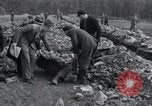 Standbild Leichen exhumiert Arnstadt Deutschland, 1945, aus Sekunde 14 historischem Filmmaterial Videoclip 65675029050
