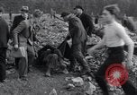 Standbild Leichen exhumiert Arnstadt Deutschland, 1945, aus Sekunde 15 historischem Filmmaterial Videoclip 65675029050