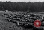 Standbild Leichen exhumiert Arnstadt Deutschland, 1945, aus Sekunde 23 historischem Filmmaterial Videoclip 65675029050