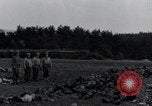 Standbild Leichen exhumiert Arnstadt Deutschland, 1945, aus Sekunde 26 historischem Filmmaterial Videoclip 65675029050