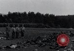Standbild Leichen exhumiert Arnstadt Deutschland, 1945, aus Sekunde 27 historischem Filmmaterial Videoclip 65675029050