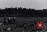 Standbild Leichen exhumiert Arnstadt Deutschland, 1945, aus Sekunde 28 historischem Filmmaterial Videoclip 65675029050
