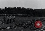 Standbild Leichen exhumiert Arnstadt Deutschland, 1945, aus Sekunde 29 historischem Filmmaterial Videoclip 65675029050