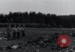 Standbild Leichen exhumiert Arnstadt Deutschland, 1945, aus Sekunde 30 historischem Filmmaterial Videoclip 65675029050