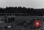 Standbild Leichen exhumiert Arnstadt Deutschland, 1945, aus Sekunde 32 historischem Filmmaterial Videoclip 65675029050