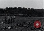 Standbild Leichen exhumiert Arnstadt Deutschland, 1945, aus Sekunde 33 historischem Filmmaterial Videoclip 65675029050