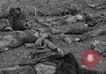 Standbild Leichen exhumiert Arnstadt Deutschland, 1945, aus Sekunde 41 historischem Filmmaterial Videoclip 65675029050