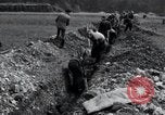 Image fosse Arnstadt Allemagne, 1945, de la seconde 13 séquences d'archives historiques vidéo 65675029051