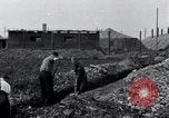 Image fosse Arnstadt Allemagne, 1945, de la seconde 34 séquences d'archives historiques vidéo 65675029051
